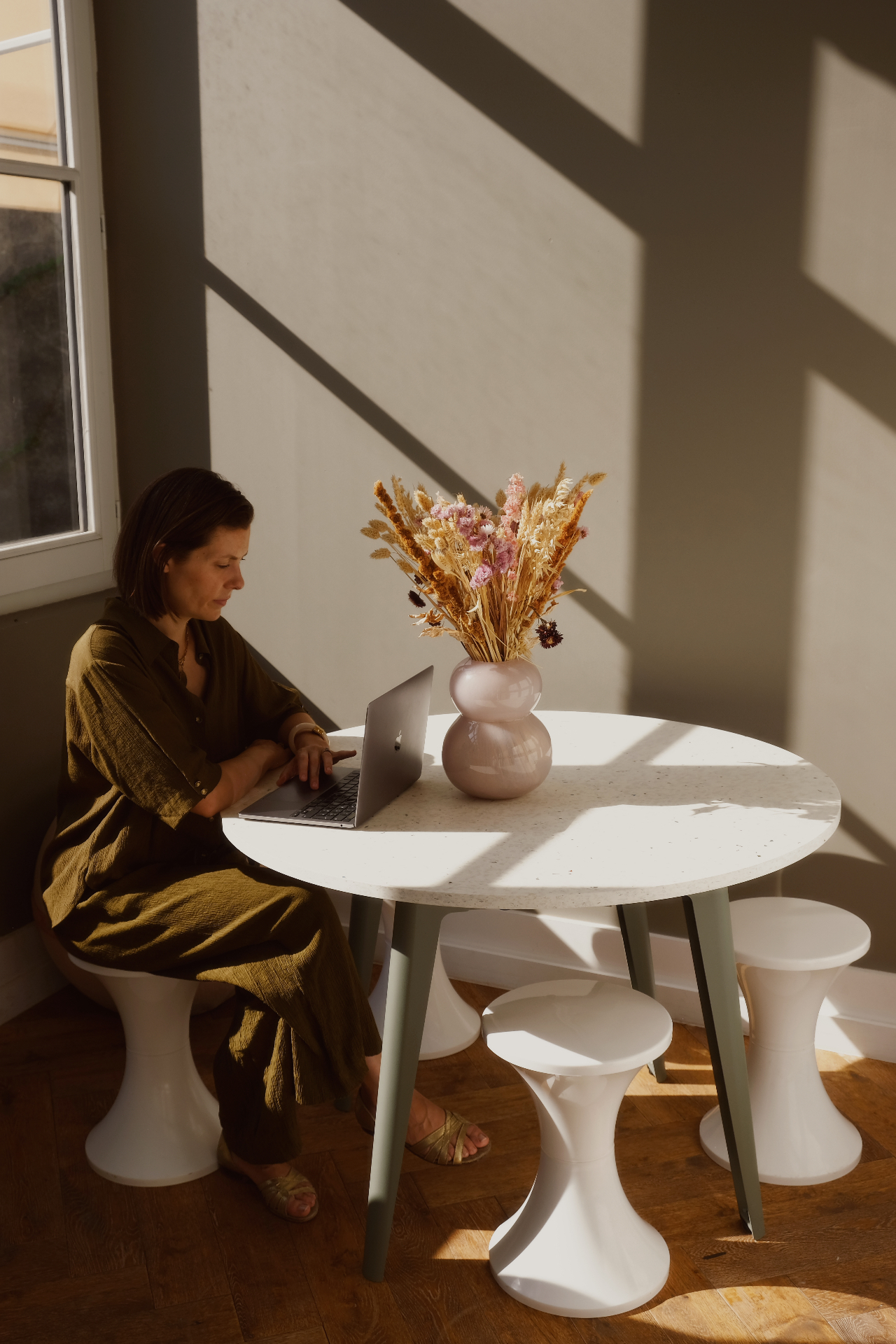 Anne-Laure au travail dans une lumière douce
