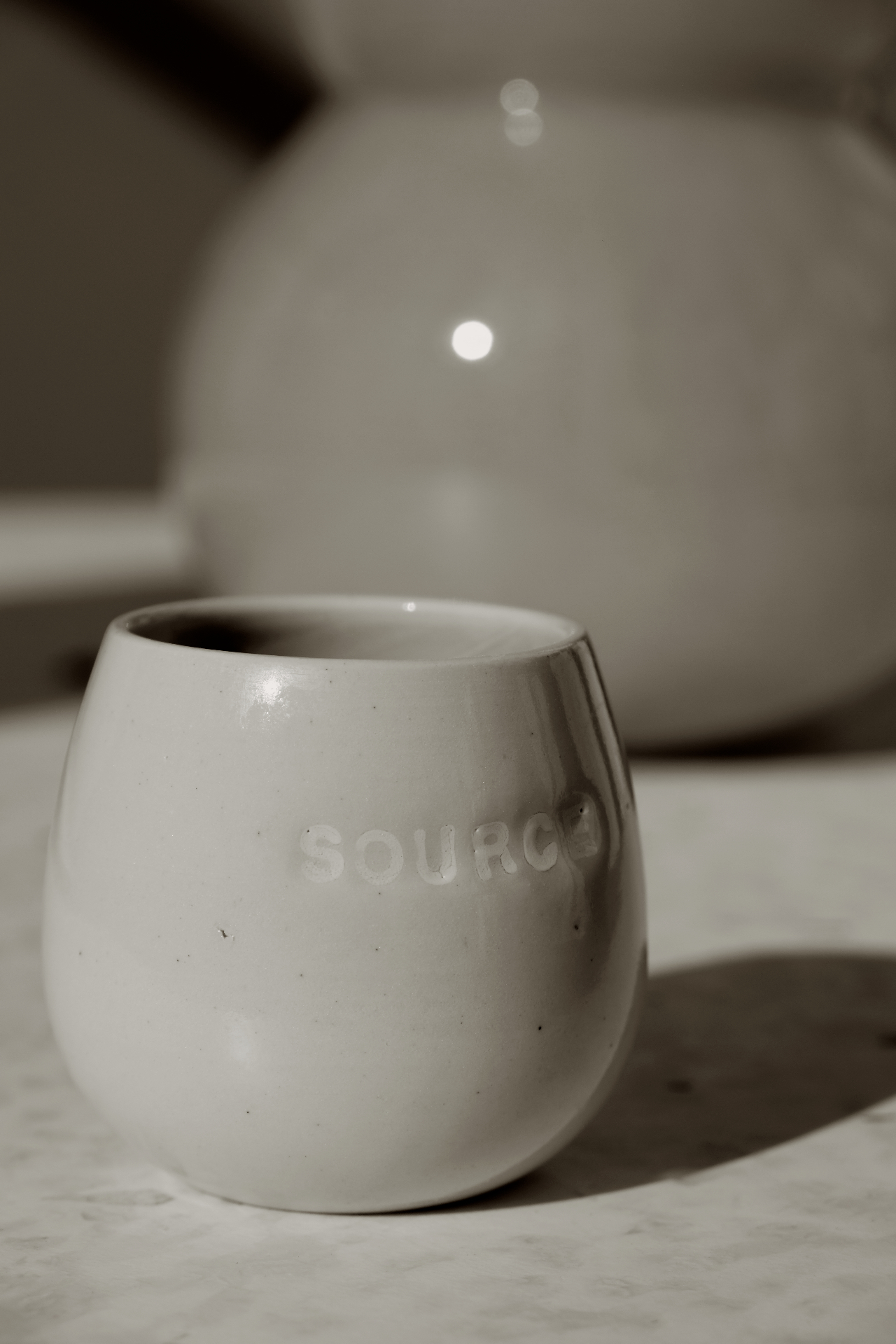 Tasse en céramique signée SOURCE