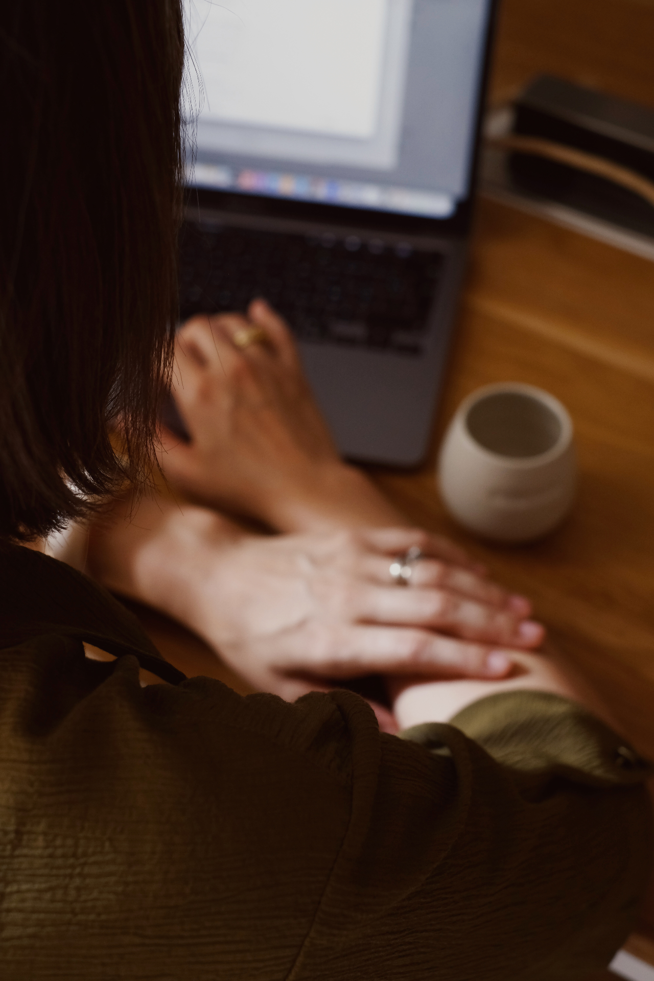 Séance en visio, mains sur le clavier